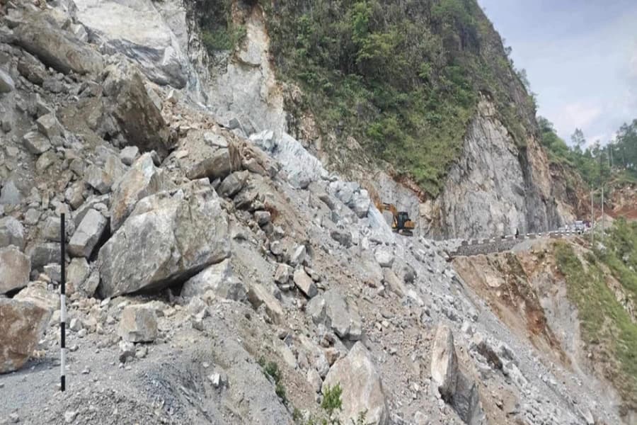 अविरल वर्षाका कारण पहिरो जाँदा नेपालभरका प्रमुख राजमार्गहरू अवरुद्ध